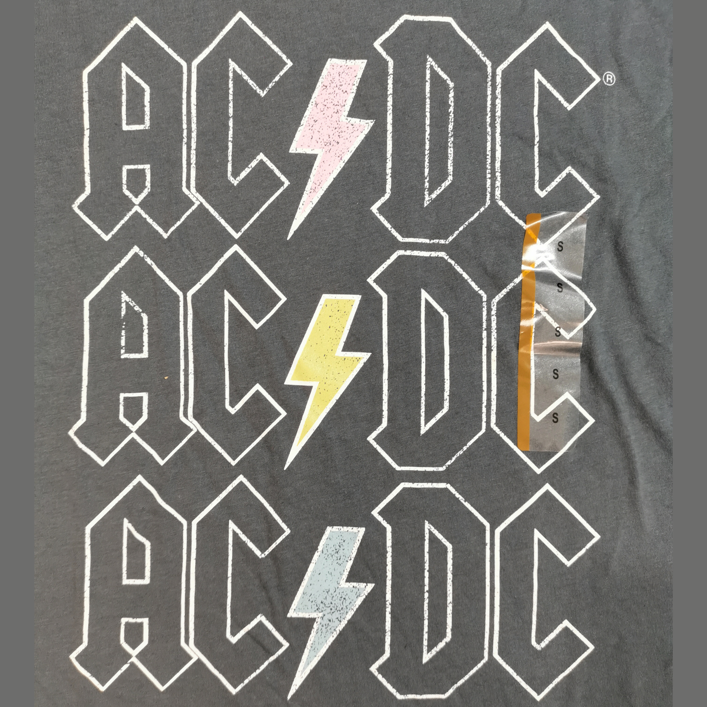 Playera de manga corta AC/DC con gráficos retro para mujer
